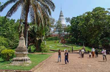 In de hoofdstad Phnom Penh bezoeken we het Tuol Sleng Museum, de Killing Fields, het Koninklijk Paleis, de Wat Phnom en de Central Market.