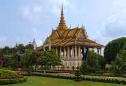 De ligging van het hotel is perfect, op 400 meter bevindt zich de levendige Pub Street en ook de avondmarkt van Siem Reap ligt op loopafstand. Na het inchecken kunt u de rest van de dag vrij besteden.