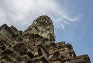 Toen de Rode Khmer in 1975 de hoofdstad bezette werd van de Tuol Svan school een gevangenis en martelaarskamp gemaakt. Hier werden duizenden mensen gemarteld en systematisch gedood.