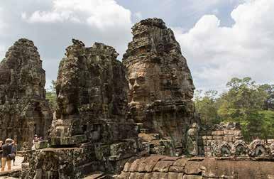 Hierna bezoeken we de Wat Phnom, een boeddhistische tempel gelegen in het centrum van Phnom Penh. Het werd gebouwd in 1373 en heeft een hoogte van 27 meter.