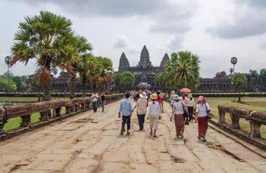 Aan de zuidkant ligt de Baphuon, ooit één van de mooiste tempels van Angkor, daterend uit de regeerperiode van Uditayavarman 1 in de 11e eeuw. We gaan naar een lokaal restaurant voor de lunch.
