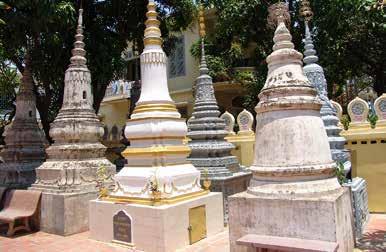 In het paleis zijn verschillende gebouwen te bezichtigen. Hierna bezoeken we de Wat Phnom, het hoogste religieuze bouwwerk in de stad.