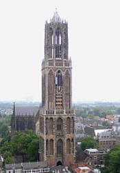 Voordat we naar het museum gingen hebben we eerst een stadswandeling door Utrecht gemaakt. We zijn hierbij langs verschillende punten geweest: - domkerk en toren - pieterskerk - kloostergang van st.