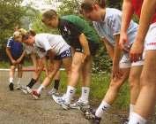 Voor de training is rustig inlopen dus de meest aangwezen vorm. Men kan dit afwisslen door tijdens het lopen de schoudergordel actief losmaken via armzwaaien.