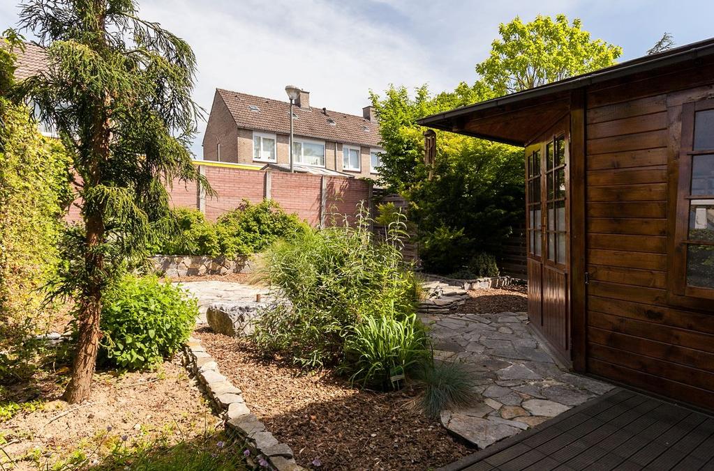 Ligging en indeling Tuin De mooi met borders en natuursteen aangelegde tuin is voorzien van een ruim houten tuinhuis(2014). Het houten tuinhuis(ca.