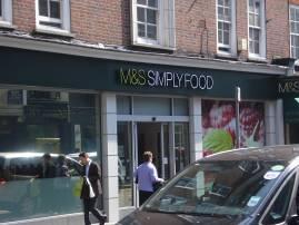 7 Marks & Spencer Marks&Spencer heeft in het VK ongeveer 600 winkels. De jaren 2008 en 2009 waren moeilijke jaren voor M&S, ze zagen het marktaandeel Food dalen van 4,3% naar 3,8%.