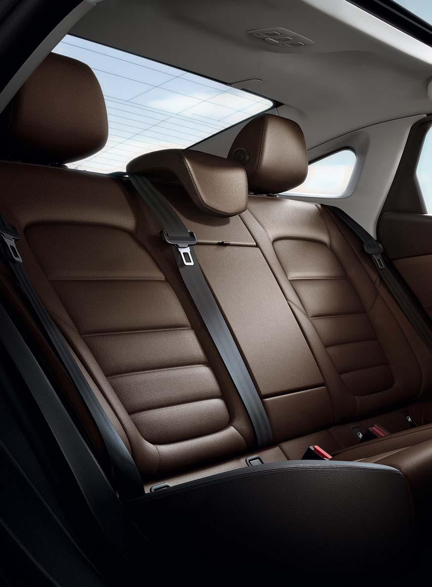 Uw nieuwe comfortzone Ontdek het luxe en ruime interieur dat de bestuurder en passagiers alle ruimte en comfort biedt.