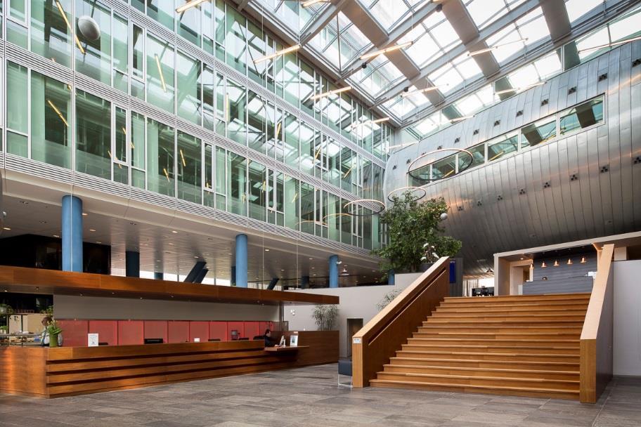 Opleveringsniveau Riante ruimte op de eerste etage in atrium van circa 20 meter hoog met multifunctioneel karakter (vergader-/spreekruimten, lounge, presentatieruimte), ter beschikking