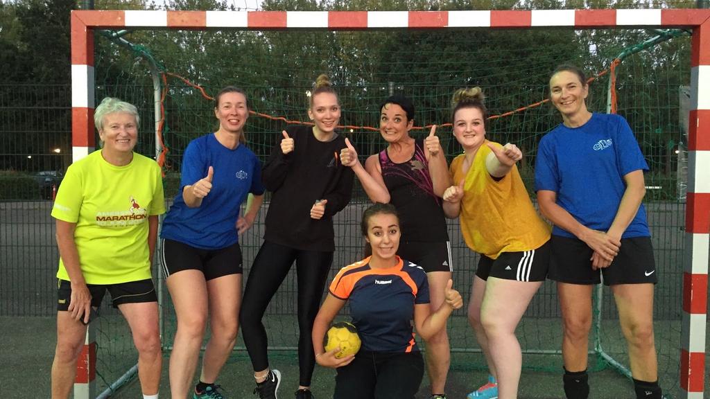 Damesteam zondag De zoektocht naar enthousiaste dames om het zondagteam compleet te maken was succesvol. Met drie nieuwe leden erbij, gaat het damesteam gewoon van start in de zaalcompetitie.