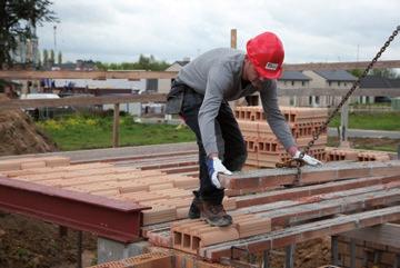 Het systeem omvat geprefabriceerde voorgespannen betonnen balken met een onderkant van gebakken aarde, in combinatie met vulpotten