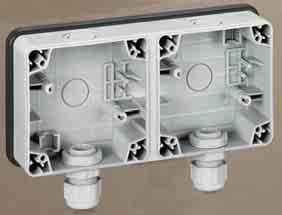 090491 zie Grijs hiernaast 090490 Aanpasser voor 2 Mosaic modules Dozen IP 66 - IK 08 Geschikt voor samenstelbare mechanismen Grijs Plexo 66 hiernaast