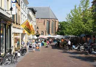 Het oude centrum van Leerdam heeft een uitgebreid en gevarieerd aanbod van winkels. Zowel lokale ondernemers als diverse grote winkelketens zijn vertegenwoordigd.