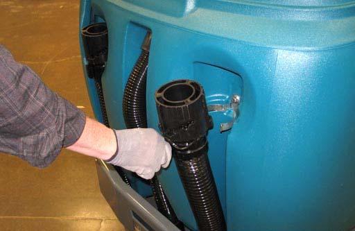 BEDIENING 7. ES machines: Spoel de ES filter van het rooster onderin de vuilwatertank af. 10.