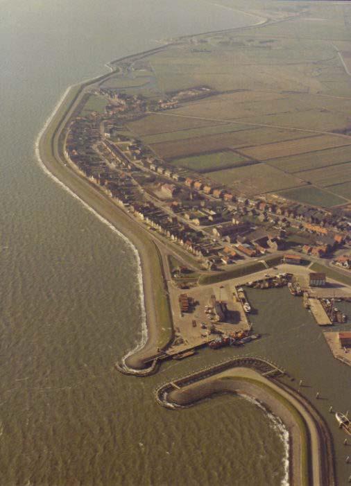 4 van 74 afbeelding 1.1. Luchtfoto s voorgaande dijkversterking nabij Oudeschild, voor tijdens en na de dijkversterking Bron: C.