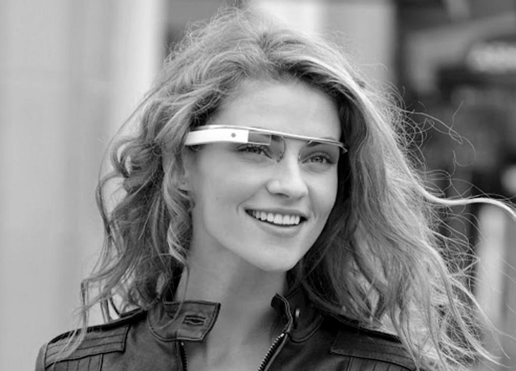 Afbeelding 67: Google Glass Bediening Google Glass is met je vinger of stem te bedienen, kan geluid overbrengen door direct tegen je bot te vibreren via de steel, en beeld kun je bekijken via een