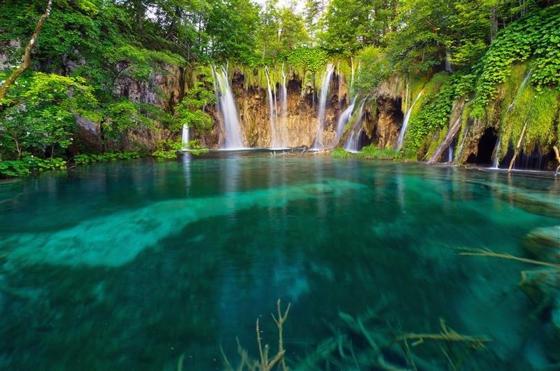 De Kroatische Magische Zeven Van de wereldberoemde UNESCO Plitvicemeren tot de onontdekte Karst meren in Dalmatië: in Kroatië geniet je van veel natuurschoon.
