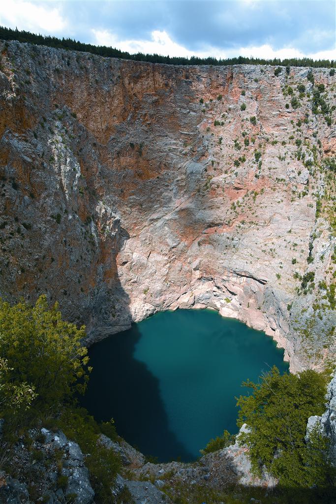 #6 Crveno (het Rode meer): Het Rode meer is een sinkhole met