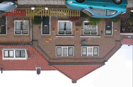 Amstelstraat 4-6; siermetselwerk IJsselstraat 2-6; siermetselwerk onder de dakranden en goten Ook de doorgaande daken met overwegend rode keramische pannen