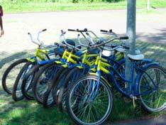 De talloze malen dat ze op de fiets naar school, een vriendje of een club reden, aanvankelijk onder begeleiding van hun ouders, later op eigen houtje.