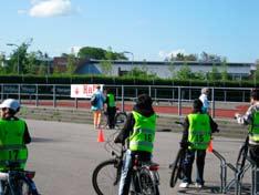 Zo hebben veel kinderen in Nederland op de fiets leren deelnemen aan het verkeer. En zo leren de meeste kinderen het nog steeds.