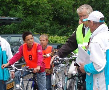 De pijlers onder een verantwoord verkeersexamen Met deze gedachte wordt in Hoorn al 35 jaar een praktisch verkeersexamen georganiseerd, dat is gestoeld op de volgende pijlers: Het examen wordt