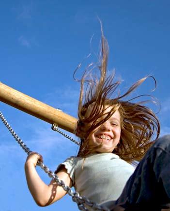 Rode wangen Waarom vinden kinderen spelen nou zo leuk? Omdat ze tijdens het spelen de vrijheid hebben zichzelf en hun omgeving te ontdekken en spontane ontmoetingen met anderen te hebben.