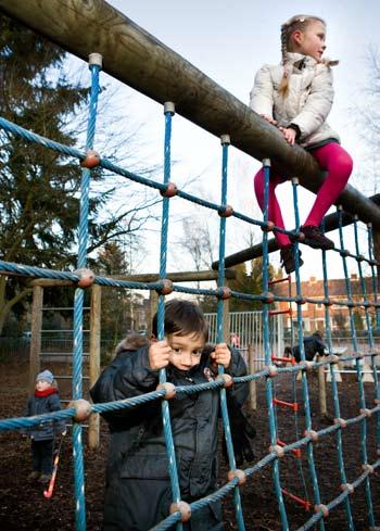 132 Recht op spelen Het is dan ook de vraag waarom het nog niet gelukt is om in alle gemeenten een minimale hoeveelheid buitenspeelruimte gerealiseerd te krijgen.