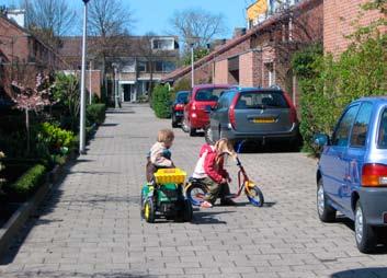 In Nederlandse wijken, met name de achterstandswijken waar doorgaans veel mensen met sociale en economische beperkingen wonen, zijn de mogelijkheden om te sporten en te bewegen over het algemeen
