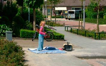 11 Trottoir en erf als potentiële speelruimte Dirk Vermeulen Inleiding Stichting SPEELRUIMTE verricht werkzaamheden voor gemeenten overal in Nederland.