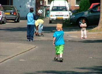 Ontmoeten van een leeftijdsgenoot wordt lastig Kinderen spreken vaker met elkaar af Potentie van de straat weer versterken Blokje om en achterpaden