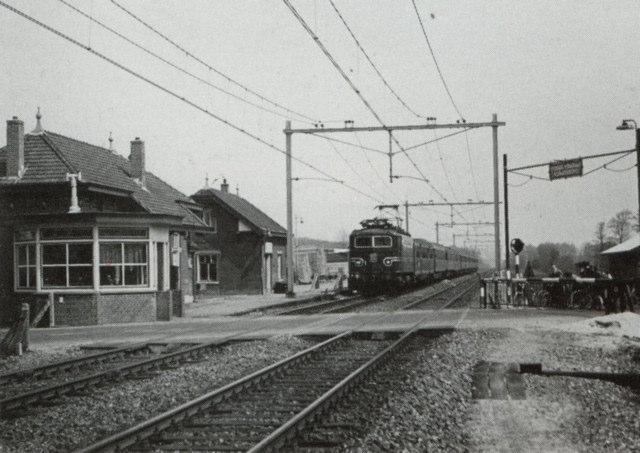 In 1919 werd vlakbij het station een fruitveiling geopend. Deze werd een goede klant van de spoorwegen. De opkomst van de bus betekende het einde van het reizigersvervoer.