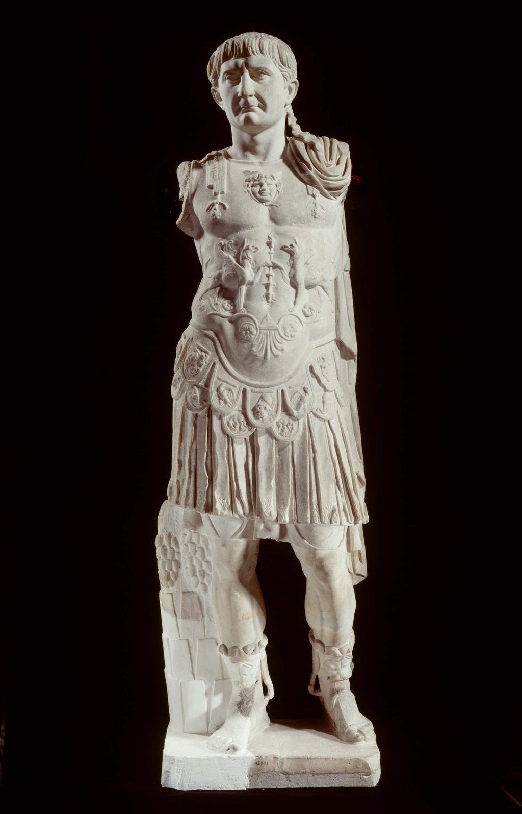 Trajanus Leiden RMO H II BB 1 kuras-beeld van Trajanus, afkomstig uit Utica (Tunesië), h 2,46 m.