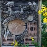 Insectenhotel of bijenkast Een insectenhotel of bijenkast plaatsen bij een bedrijf blijkt een eenvoudige en