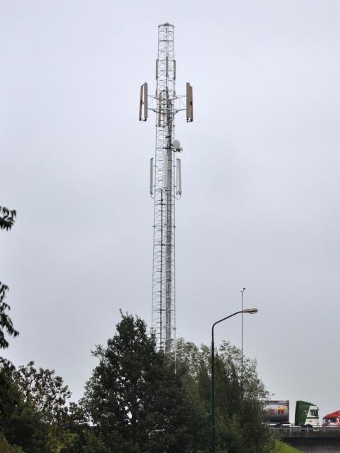 Figuur 1: Mast met antenne-installaties 2.2 Gebruikte standaarden Voor mobiele communicatie zijn in Nederland verschillende standaarden in gebruik.