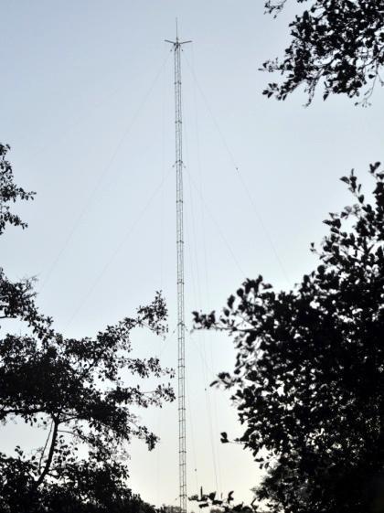 Overigens is het mogelijk dat het aantal meldingen in het antenneregister nog wel zal stijgen: radiozendamateurs moeten zich aanmelden bij het antenneregister, maar ook afmelden.