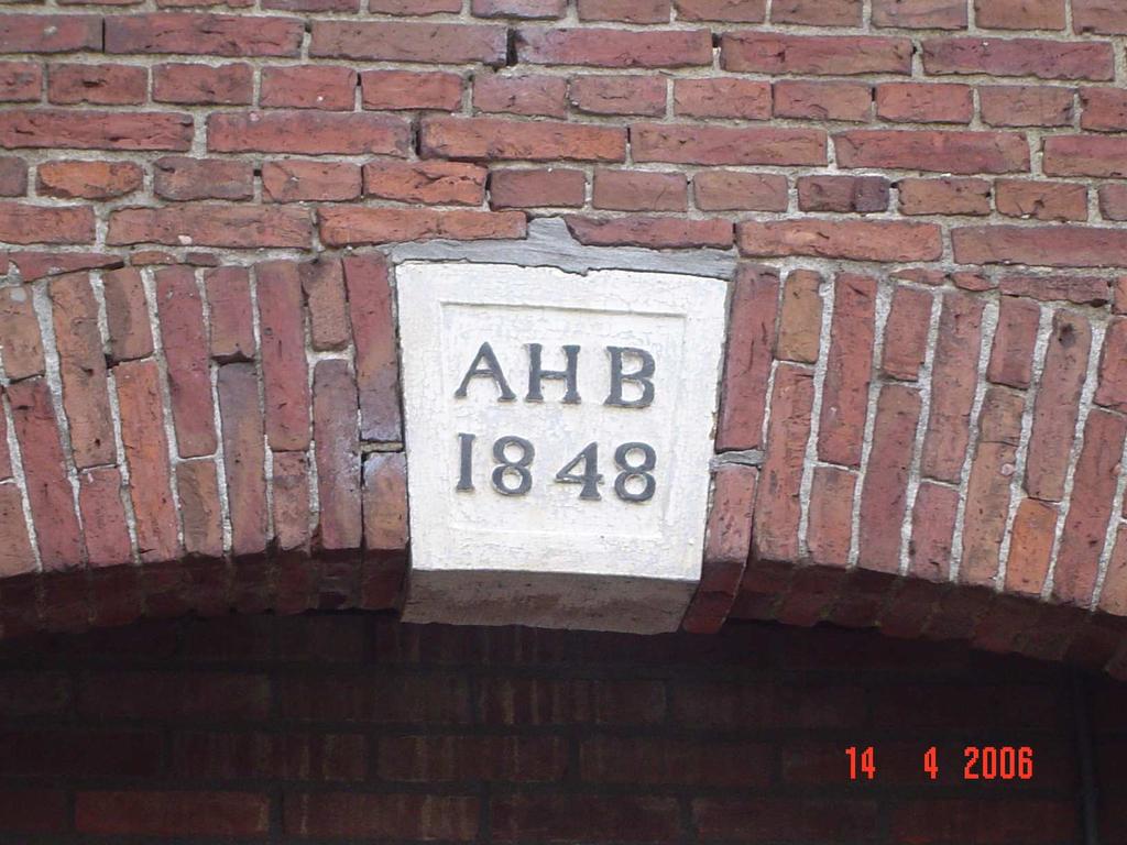 Sluitsteen boven de niendeure in de schuur, vroeger de boerderij bouwde, plaatste hij opnieuw een sluitsteen.