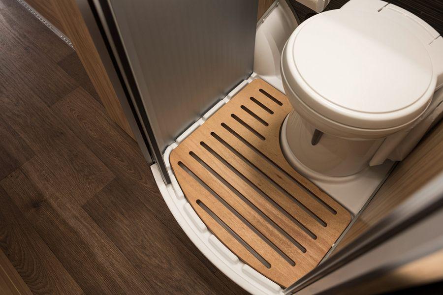Voor de HYMERCAR met badkamer is optioneel een houten lattenbodem voor de douche verkrijgbaar.