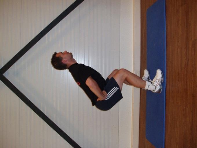 Onderste extremiteit: 1. Squat 3x20, 20 sec. rust. Aandachtspunten: zorg dat de squat tot 90 gr. wordt uitgevoerd. Holle rug houden. Knieën niet voorbij de tenen.