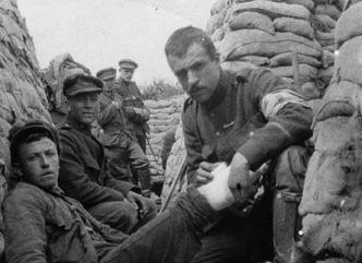 Twee derde van de Belgische soldaten die sneuvelden als gevolg van de Slag aan de IJzer stierven bij de stations van Duinkerke en Calais, waar ze dagenlang in rijtjes naast elkaar lagen te wachten op