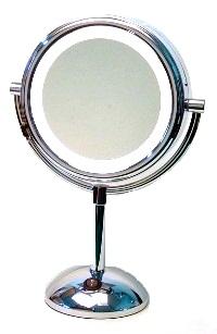 Vergrotende spiegel met randverlichting Deze spiegel heeft een zachte milde ringverlichting. Dit zorgt ervoor dat er geen verblinding optreed.