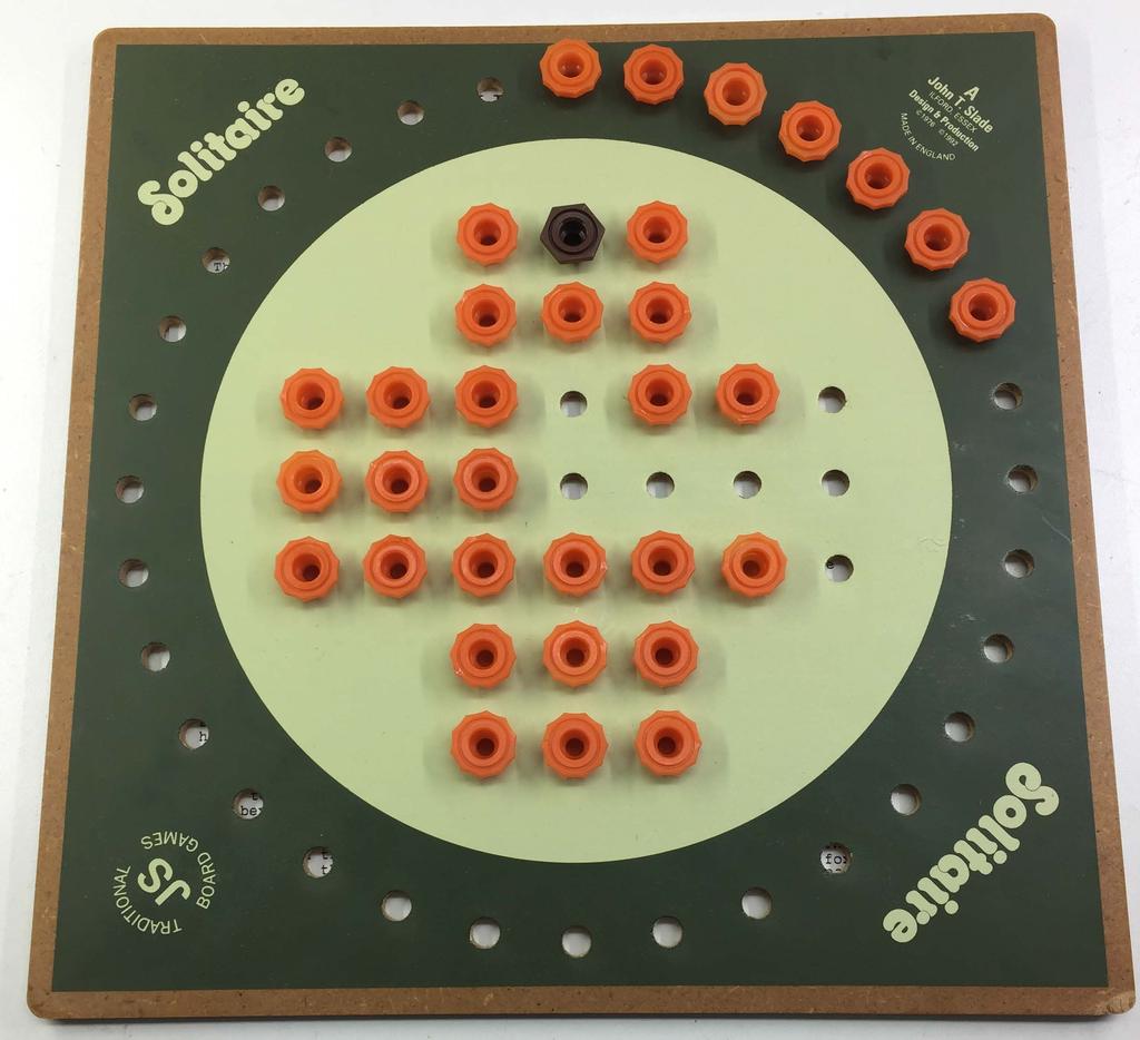 Solitaire houten spel met houten knikkers Solitaire is een spel van rubberhout voor 1 speler met 33 contrastrijke houten knikkers. De diameter is 23 cm.