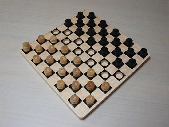 Checkers dammen Dit houten Checkers damspel is speciaal ontworpen voor blinden en slechtzienden.
