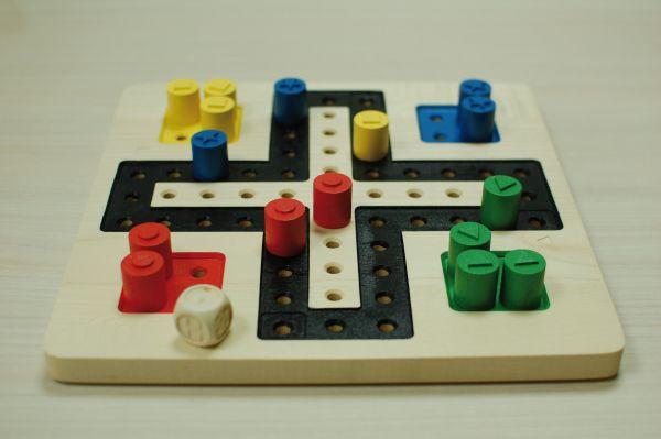 Spelregels: Voorbereiding Er wordt gespeeld op 64 speelvelden. Iedere speler krijgt bij het begin van het spel 32 schijven. Iedere schijf heeft een gladde en een geruwde kant.