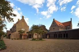 We zijn inmiddels druk bezig met het verzamelen van informatie uit die tijd. We zijn hiervoor naar de bibliotheek geweest en naar het Stedelijk Museum.