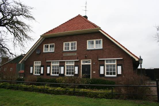 Het erf bestaat uit een hoofdboerderij met deel en ten oosten een voormalig bakhuis/zomerwoning en een uitloopschuur. Aan de westzijde staat een ligboxenstal, aan de noordzijde een wagenloods.