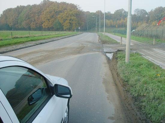 A5. Je komt als eerste aan bij een ongeluk met een motorrijder. Hij ligt stabiel op de grond. Wat doe je? A.