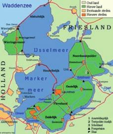 Het Ketelmeer ligt tussen de Noordoostpolder en Oostelijk Flevoland. Het Vossemeer en Zwarte Meer liggen rond het Kampereiland.