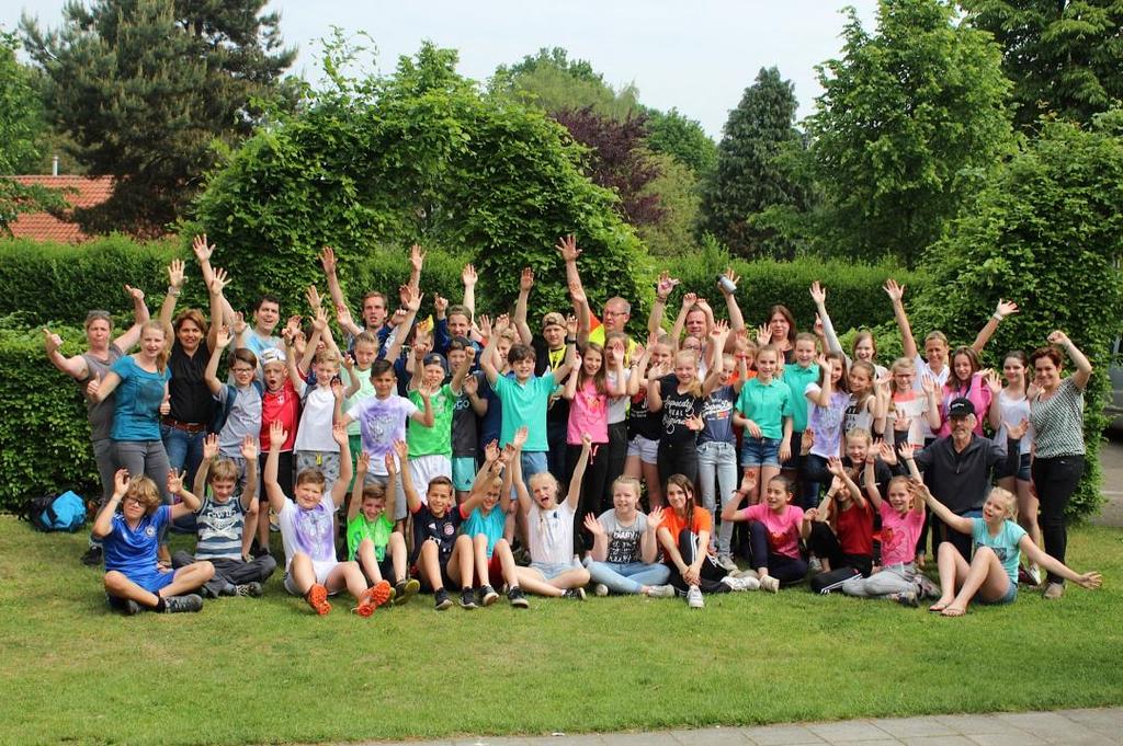 Kamp groep 8 3 Groep 8 is een paar weken geleden op schoolkamp geweest. Naast de 41 kinderen uit groep 8 waren ook meester Bram, juf Nicky, juf Rian en meester Pieter mee op kamp geweest.