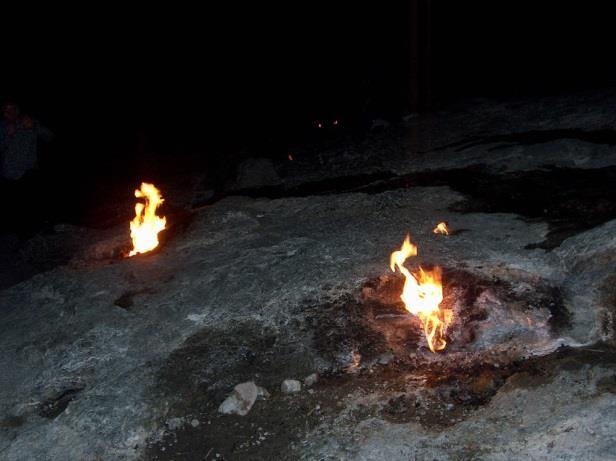 Het vuur ontstaat doordat zich in de aardkorst een gasmengsel vormt dat hoofdzakelijk bestaat uit methaan, dat in de buitenlucht ontbrandt.