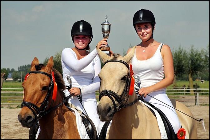 2 Tijdens de proeven was het natuurlijk wel gezellig op stal. Maar dat ontging alle ruiters volledig er was maar één ding waar men op was geconcentreerd, het paard of de pony.